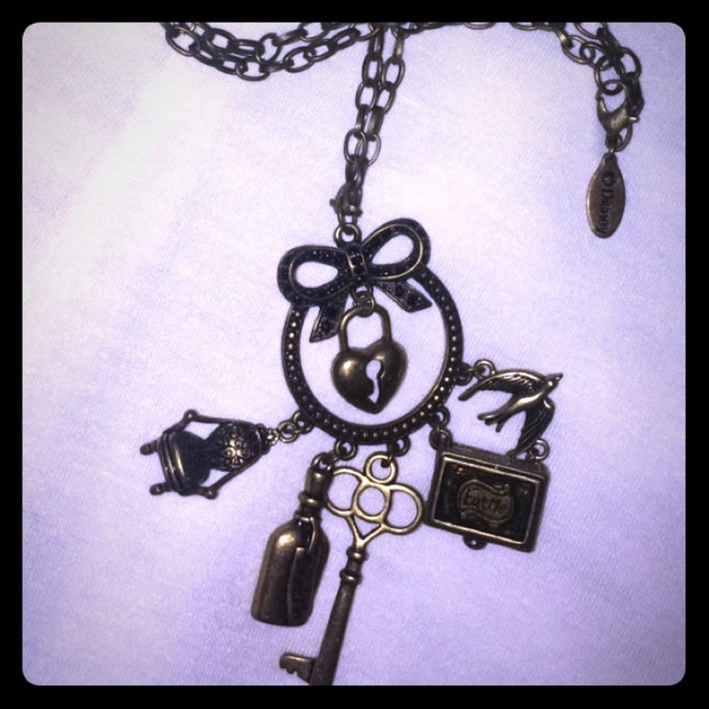 NWOT Disney Alice in wonderland charm necklace